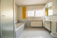 Badezimmer UG Exklusiver Bungalow mit ELW, Panoramablick & park�hnlichem Grundst�ck in Bestlage von Eisenberg