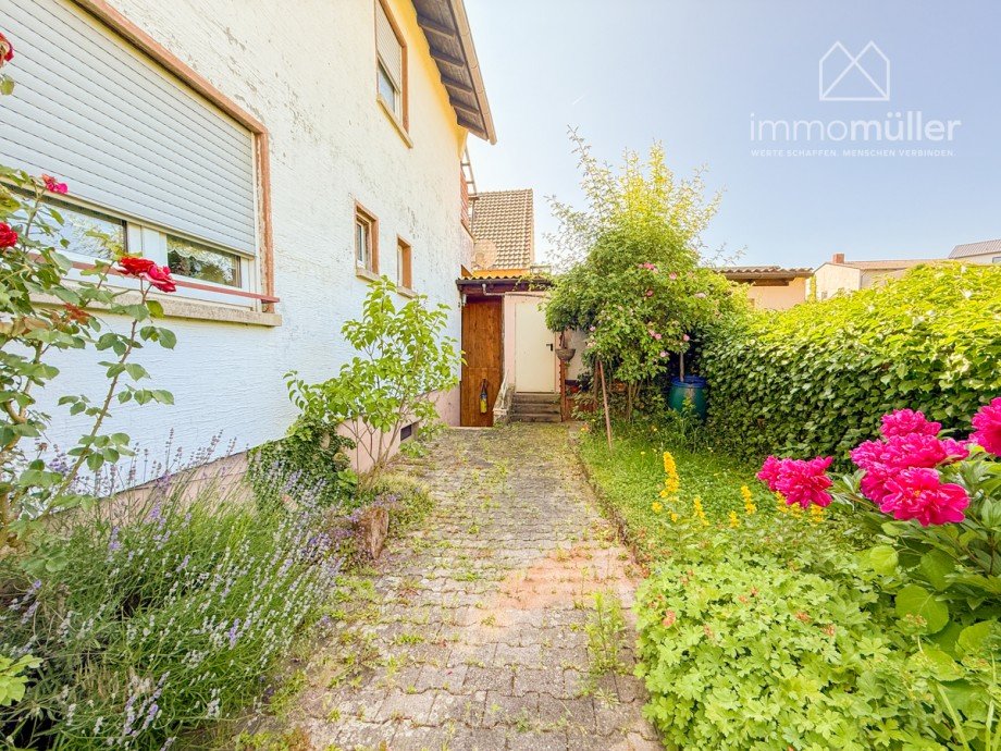 Sitzm�glichkeit hinter dem Haus Einfamilienhaus Bolanden