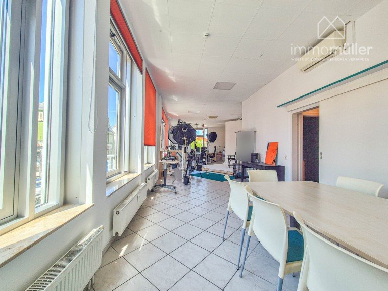 Eingang Gr�nstadt B�rohaus Gewerbefl�che auf einer Ebene - hell, offen und flexibel nutzbar in Gr�nstadt