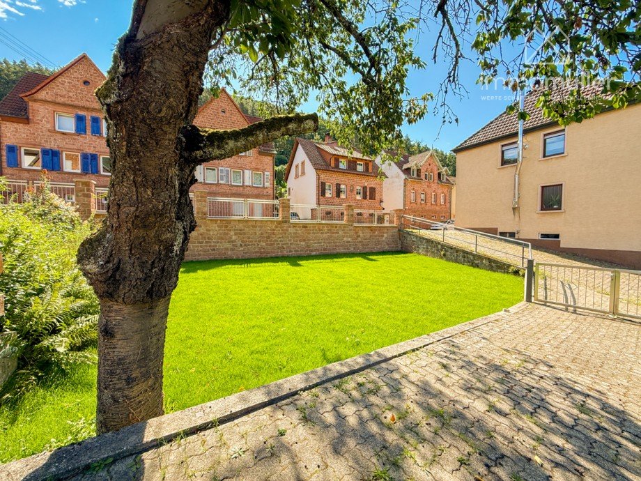 Garten Stra�enseite Doppelhaush�lfte Lindenberg