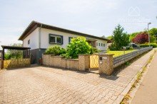 Frontansicht Exklusiver Bungalow mit ELW, Panoramablick & park�hnlichem Grundst�ck in Bestlage von Eisenberg