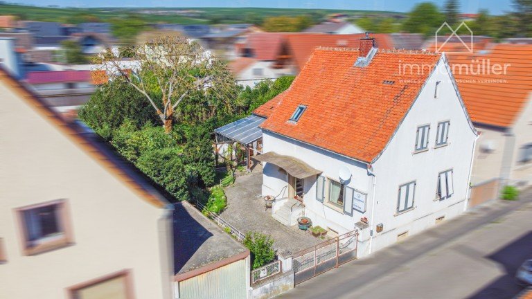 Hausansicht Bockenheim Einfamilienhaus Sanierungsbed�rftiges Einfamilienhaus auf rie�igem Grundst�ck in angenehmer Wohnlage von Bockenheim