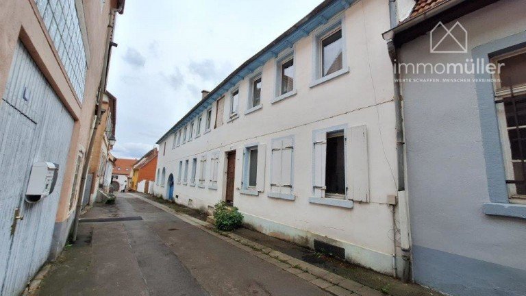 Aussenansicht von rechts Kirchheimbolanden Mehrfamilienhaus Kapitalanlage oder doch viel Platz! Hier haben wir villeicht genau das Richtige f�r Sie!