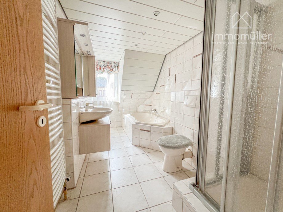 Badezimmer DG Haus Gr�nstadt