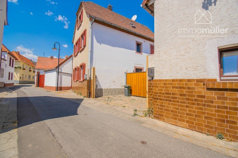 Hausansicht Bockenheim Einfamilienhaus Zwei charmante H�user auf einem gem�tlichen Grundst�ck - perfekt f�r Wohnen und Investition.