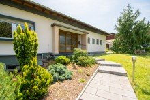 Eingang Haus Exklusiver Bungalow mit ELW, Panoramablick & park�hnlichem Grundst�ck in Bestlage von Eisenberg