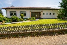 Frontansicht Exklusiver Bungalow mit ELW, Panoramablick & park�hnlichem Grundst�ck in Bestlage von Eisenberg