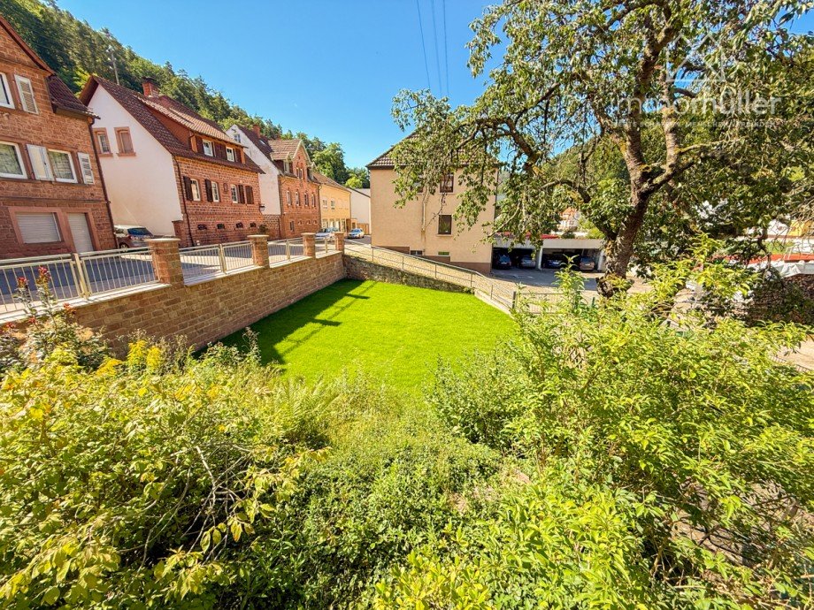 Garten Stra�enseite Doppelhaush�lfte Lindenberg