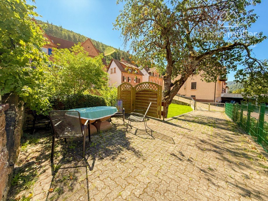 Hoffl�che Doppelhaush�lfte Lindenberg